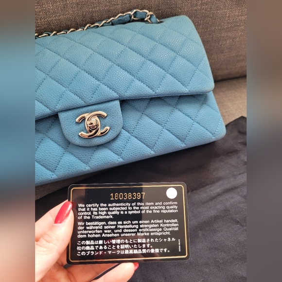 Chanel medium flap in caviar - Picture 5 of 13